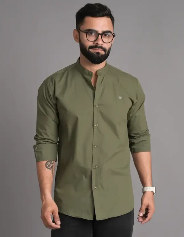 Men Slim Fit Solid Spread Collar Casual Shirt